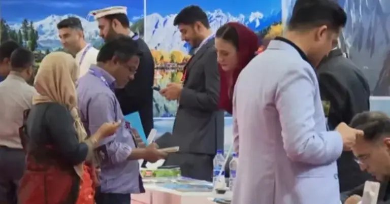 মেলায় ভ্রমণপ্রেমীরা